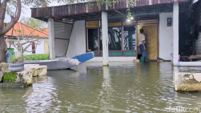 Perahu transportasi andalan warga Lamongan saat banjir melanda