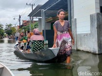 Perahu  Transportasi Andalan Warga Lamongan saat Banjir Melanda
