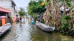 Perahu  Transportasi Andalan Warga Lamongan saat Banjir Melanda