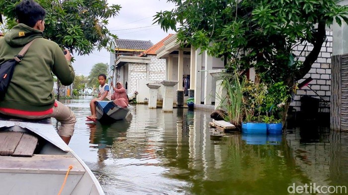 Perahu transportasi andalan warga Lamongan saat banjir melanda
