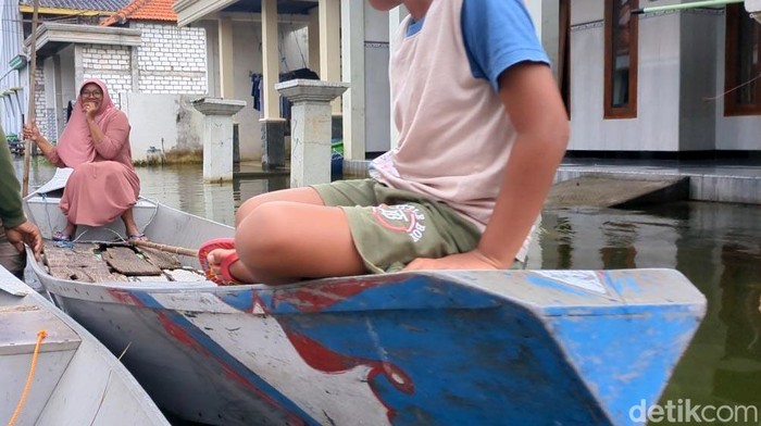 Perahu transportasi andalan warga Lamongan saat banjir melanda
