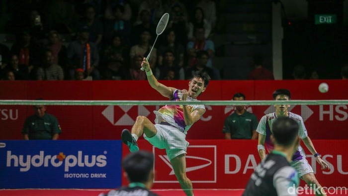 Pertandingan berlangsung di Istora Senayan, Jakarta, Sabtu (24/1/2026). Laga ini mempertemukan dua pasangan Indonesia dalam perebutan tiket final.