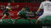 Sabar/Reza tampil agresif di awal gim pertama dengan keunggulan cepat 6-0. Mereka masih memimpin 11-7 saat interval.