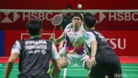 Raymond/Joaquin perlahan bangkit dan menyamakan skor 13-13. Mereka kemudian mengunci gim pertama dengan kemenangan tipis 21-19.