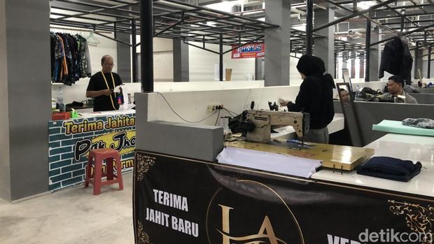 Permak jin Los sol sepatu dan permak jeans di Pasar Terban, Sabtu (24/1/2026).