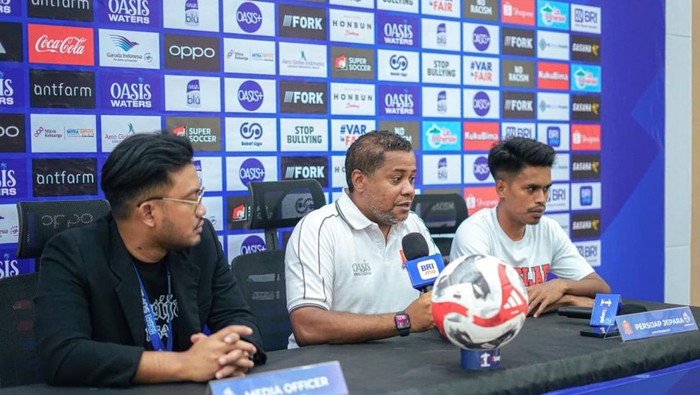 Pelatih Persijap Jepara Divaldo Alves saat jumpa pers.