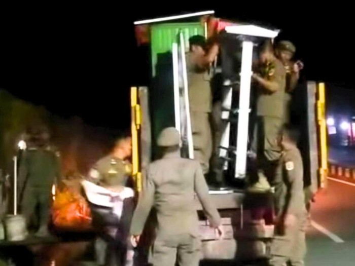 Personel Satpol PP Tarakan mengangkut gerobak milik PKL buah musiman. (dok Satpol PP Tarakan.