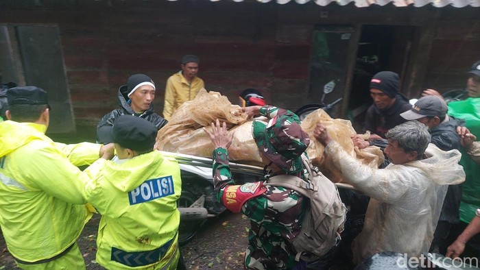 Petugas mengevakuasi jasad warga tewas tertimbun longsor Cisarua, Kabupaten Bandung Barat