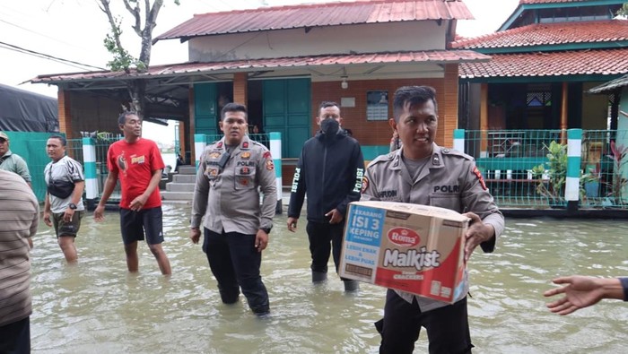 Kapolda Metro Jaya Salurkan Bantuan untuk Korban Banjir di Bekasi