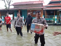 Kapolda Metro Jaya Salurkan Bantuan untuk Korban Banjir di Bekasi