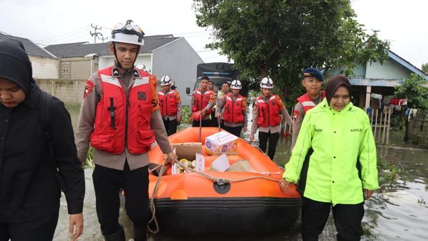 Polda Metro Jaya menyalurkan bantuan untuk korban banjir di 3 desa di Kabupaten Bekasi, Sabtu (24/1/2026).