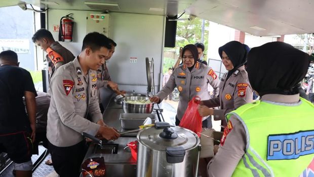 Polda Metro Jaya menyalurkan bantuan untuk korban banjir di 3 desa di Kabupaten Bekasi, Sabtu (24/1/2026).