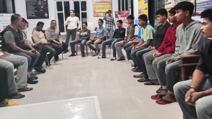 Polisi memediasi sekelompok pemuda yang mengeroyok warga di Muna.