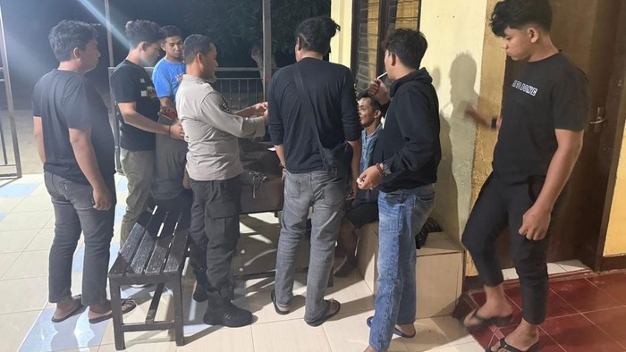 Polisi mengamankan pelaku yang menikam kakaknya hingga tewas di Sinjai.