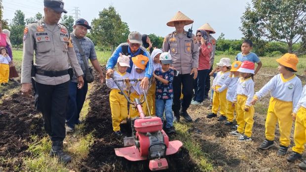 Polres Dumai mengajak anak-anak TK tur ke agro eduwisata, menanamkan kecintaan anak terhadap alam sejak dini, Jumat (23/1/2026).