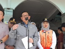 Pramono Ingatkan Korban Banjir di Rawa Buaya Jangan Buang Sampah Sembarangan