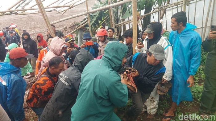 Proses evakuasi jasad tertimbun longsor di Cisarua, Kabupaten Bandung Barat, Sabtu (24/1/2026).