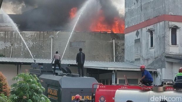 Proses pemadaman toserba yang terbakar di Cianjur. Proses pemadaman toserba yang terbakar di Cianjur.