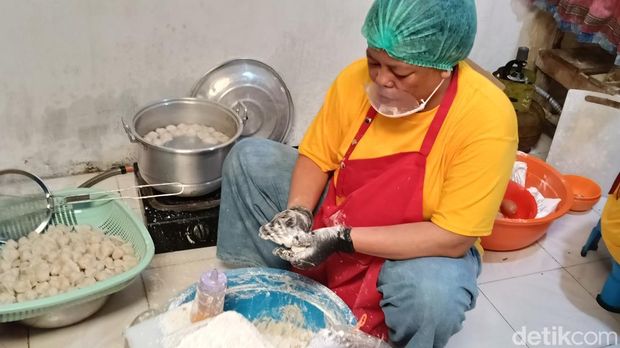 Proses pembuatan Pempek AA di Palembang Proses pembuatan Pempek AA di Palembang