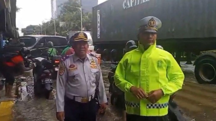 Puri Kembangan Jakbar Masih Tergenang, Pengendara Diminta Hati-hati