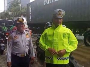 Puri Kembangan Jakbar Masih Tergenang, Pengendara Diminta Hati-hati