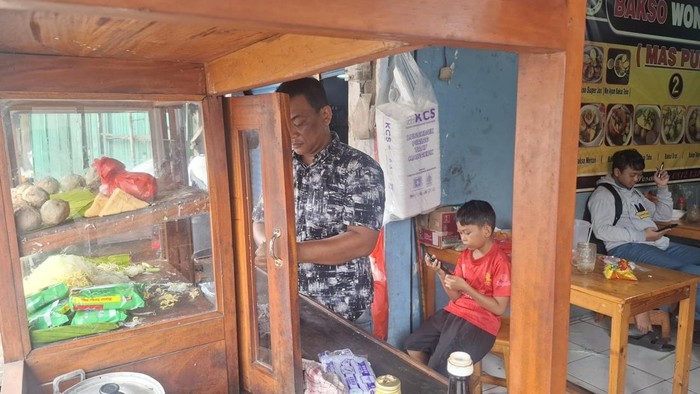 Berkat Banjir, Penjual Bakso di Rawa Buaya Jakbar Raup Cuan