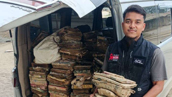 Relawan AQL Laznas Peduli Kumpulkan Al-Quran Rusak Akibat Banjir Aceh Tamiang