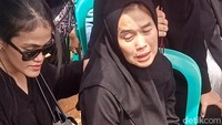 Reza Arap gak peduli dengan pandangan orang yang melihatnya seperti itu. Foto: Ahsan/detikhot