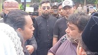 Setelah semuanya selesai, Reza Arap, berpamitan kepada kedua orang tua Lula Lahfah. Reza Arap bersimpuh di depan ibunda Lula dan berpamitan dengan ayah Lula Lahfah.  Foto: Ahsan/detikhot