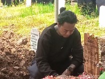 Reza Arap Ziarah ke Makam Lula Lahfah: Dia Mau Gue Lebih Maju dan Gila Lagi