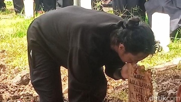 Kecupan Reza Arap di Makam Lula Lahfah