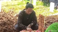 Dalam momen yang sangat emosional itu, ia terlihat seolah-olah sedang mengajak bicara sang kekasih untuk terakhir kalinya. Foto: Ahsan/detikhot
