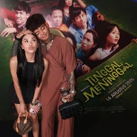 Masih di bulan yang sama, Lula Lahfah dan Reza Arap terlihat manis saat menghadiri acara premiere film Tinggal Meninggal. Foto: Instagram