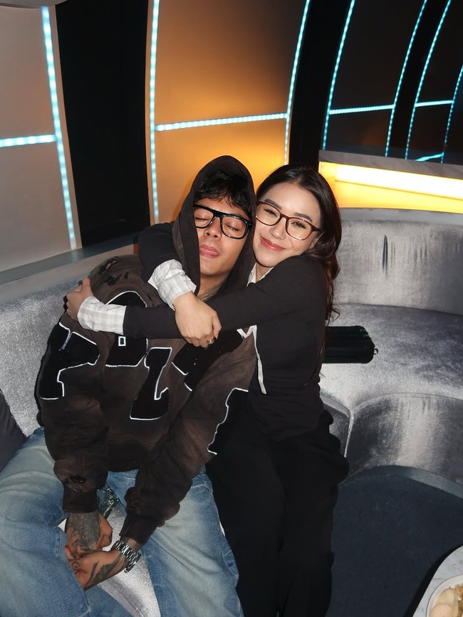 Influencer Lula Lahfah ditemukan meninggal dunia di apartemennya pada Jumat (23/1/2026) malam. Reza Arap diketahui langsung membatalkan penampilannya bersama Weird Genius dan mendatangi RS Fatmawati Jakarta untuk melihat kondisi terakhir Lula. Foto: Instagram