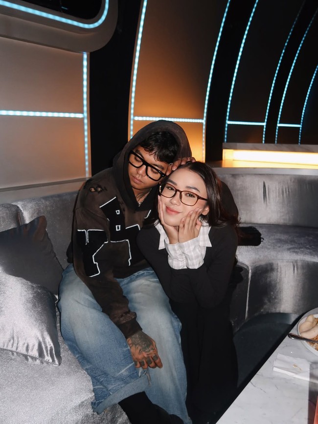 Saat ditanya lagi perihal hubungan asmaranya, Lula Lahfah mengatakan bahwa mereka “lagi dekat saja” di livestream Reza Arap pada Desember 2025. Ia melihat Reza sebagai sosok yang baik dan peduli kepada orang di sekitarnya. Foto: Instagram