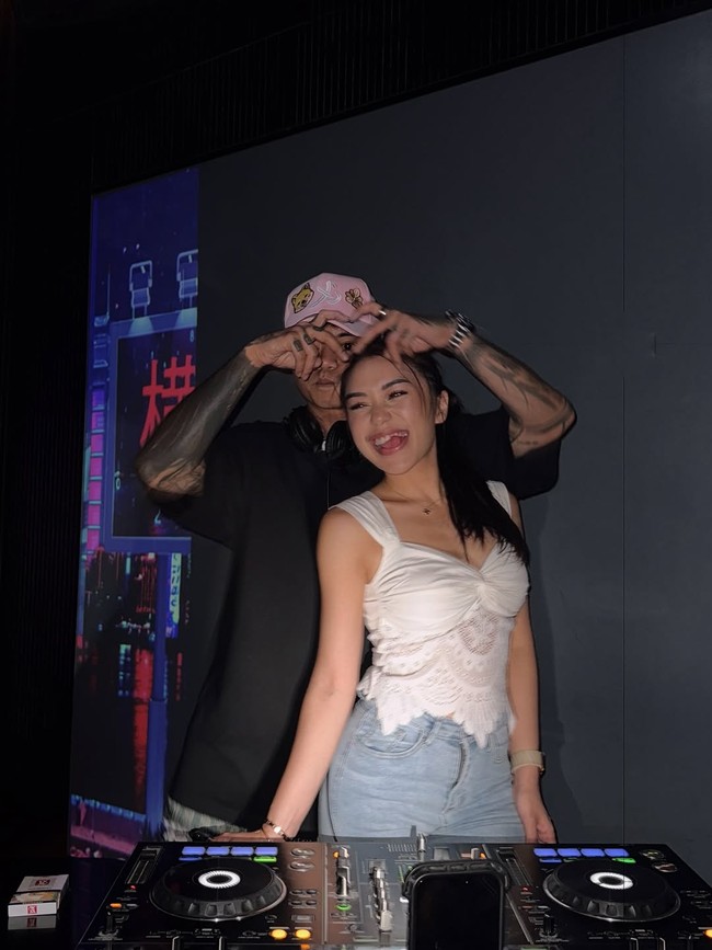 Kedekatan mereka ditandai dengan kemunculan Lula Lahfah di kanal livestream Reza Arap pada Juli 2025. Interaksi mereka memicu spekulasi penggemar bahwa keduanya punya hubungan spesial. Foto: Instagram