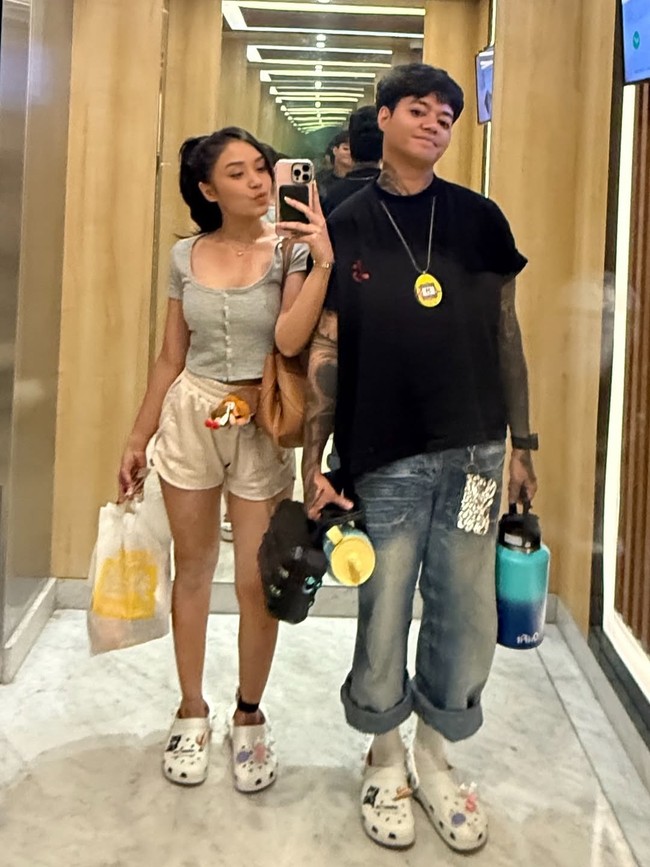 Reza Arap menggambarkan rasa terpukul kehilangan Lula Lahfah lewat cuitan di X, “take me instead.” Berbalut hoodie abu-abu, ia tak kuasa menahan tangisnya, seperti yang terlihat dalam unggahan Instagram Story @ybrap. Foto: Instagram