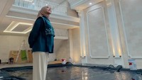 Selain itu, Ria Ricis juga senang banget karena rumah barunya tinggal 10 persen lagi beres. Perdana! Rumah belum jadi, tapi kolam sudah siap dijajah, tulisnya dilihat di Instagram. (Foto: dok Instagram riaricis1795)