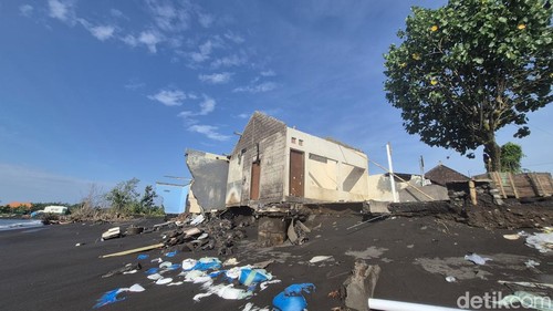 Bangunan rumah yang dibongkar warga pesisir Pantai Monggalan akibat terdampak abrasi yang terjadi, Rabu (21/1/2026).