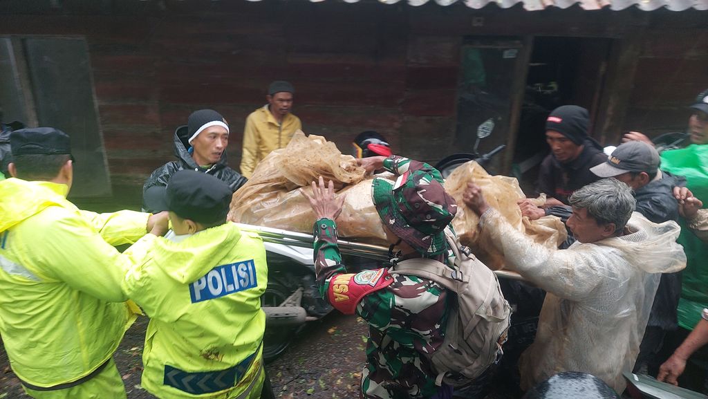 Rumah warga di Cisarua, Kabupaten Bandung Barat, terdampak longsor, Sabtu (24/1/2026). (Dok. Detikcom/Whisnu Pradana)