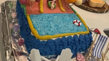 Kue bertema water slide untuk istri tercinta. Foto: myeighty8 via Bright Side