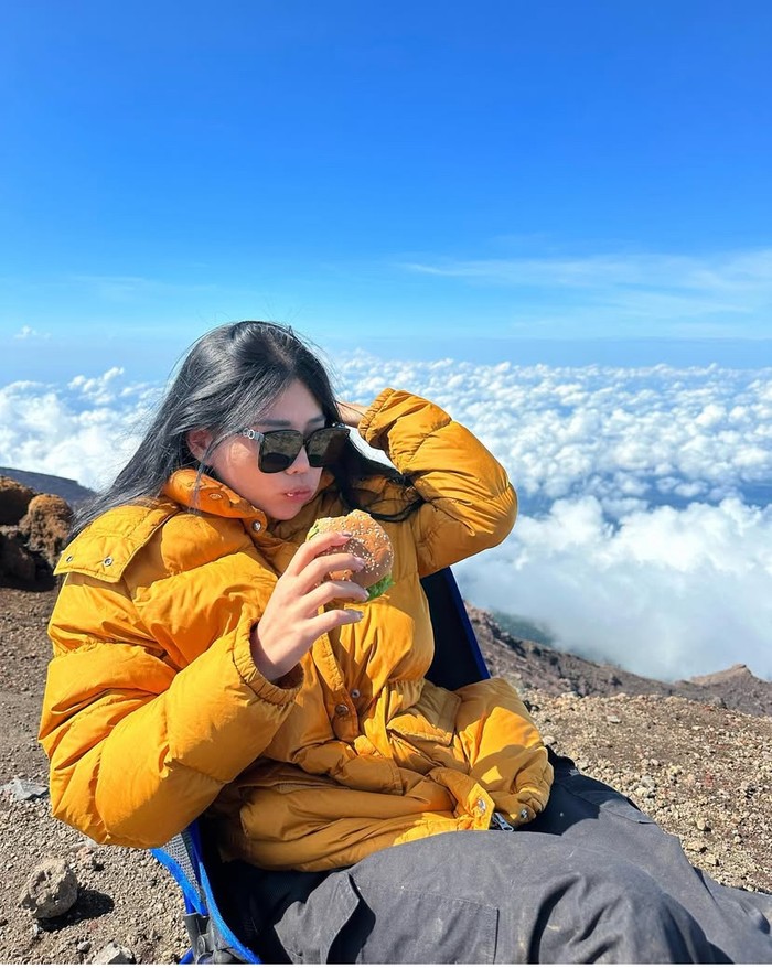 Seru! Momen Wendy Walters Makan Nasi Rames hingga Burger di Gunung