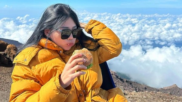 Seru! Momen Wendy Walters Makan Nasi Rames hingga Burger di Gunung