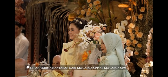 Kalung lamaran yang juga masuk ke dalam seserahan dari pihak El Rumi untuk Syifa Hadju diketahui merupakan Chevron Graduated Diamond Tennis Necklace. Diperkirakan kalung berlian 6 3/4 carat itu dibanderol dengan harga sekitar Rp 247 juta. Foto: YouTube/MAIA ALELDUL TV