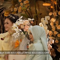 Kalung lamaran yang juga masuk ke dalam seserahan dari pihak El Rumi untuk Syifa Hadju diketahui merupakan Chevron Graduated Diamond Tennis Necklace. Diperkirakan kalung berlian 6 3/4 carat itu dibanderol dengan harga sekitar Rp 247 juta. Foto: YouTube/MAIA ALELDUL TV