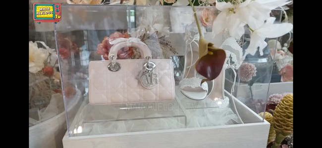 Ada juga tas dari merek mewah Dior. Small Lady D-Joy Bag in Powder Pink Cannage Lambskin itu diperkirakan berharga sekitar Rp 93 juta. Tas tersebut disandingkan dengan heels putih Gianvito Rossi yang dibanderol Rp 27,9 juta. Foto: YouTube/MAIA ALELDUL TV