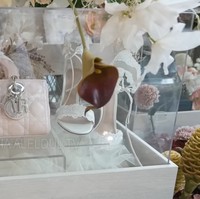 Ada juga tas dari merek mewah Dior. Small Lady D-Joy Bag in Powder Pink Cannage Lambskin itu diperkirakan berharga sekitar Rp 93 juta. Tas tersebut disandingkan dengan heels putih Gianvito Rossi yang dibanderol Rp 27,9 juta. Foto: YouTube/MAIA ALELDUL TV