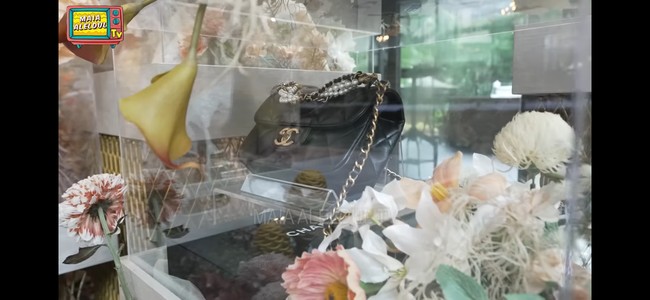 El juga memberikan tas branded hitam dari merek Chanel untuk calon istrinya itu. Diketahui tas tersebut merupakan seri Mini Flap Bag in Shiny Lambskin and Pearls cruise 25/26. Harganya sekitar Rp 167 juta. Foto: YouTube/MAIA ALELDUL TV