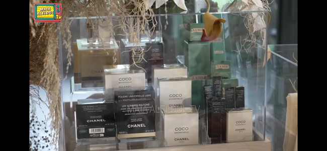 Beragam rangkaian skincare mewah juga terlihat menghiasi isi seserahan di lamaran Syifa Hadju dan El Rumi. Ada dari merek Chanel hingga La Mer. Foto: YouTube/MAIA ALELDUL TV