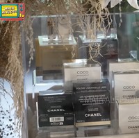 Beragam rangkaian skincare mewah juga terlihat menghiasi isi seserahan di lamaran Syifa Hadju dan El Rumi. Ada dari merek Chanel hingga La Mer. Foto: YouTube/MAIA ALELDUL TV